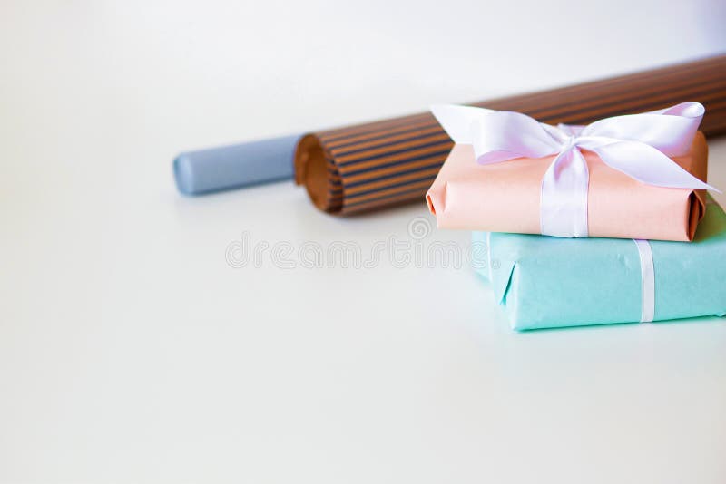 Cajas de regalo multicoloras en el escritorio blanco Espacio libre para su texto Visi?n superior fotografía de archivo libre de regalías Cajas de regalo multicoloras en el escritorio blanco Espacio libre para su texto Visi?n superior fotografía de archivo libre de regalías