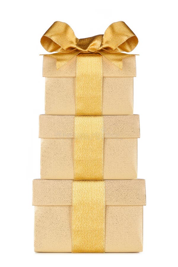 Cajas de regalo de oro apiladas envueltas con cinta dorada brillante y arco aislado en blanco fotos de archivo