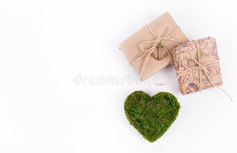 Cajas de regalo y un corazón verde Musgo del ` s de la tarjeta del día de San Valentín Postal de la tarjeta del día de San Valent fotos de archivo libres de regalías Cajas de regalo y un corazón verde Musgo del ` s de la tarjeta del día de San Valentín Postal de la tarjeta del día de San Valent fotos de archivo libres de regalías