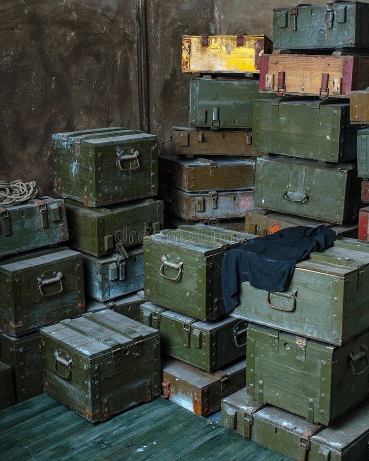 Cajas militares viejas de la munición imagen de archivo libre de regalías Cajas militares viejas de la munición imagen de archivo libre de regalías