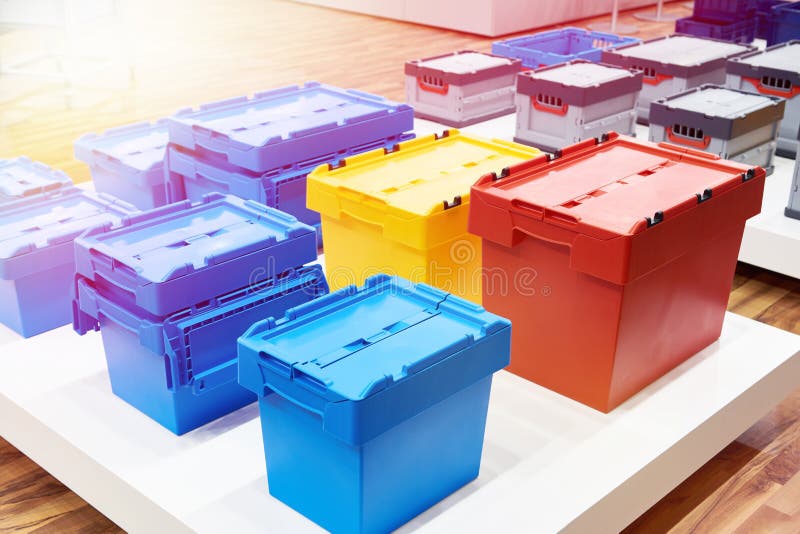 Cajas Plásticas Del Color En Ferretería de archivo - Imagen industria: 138181325