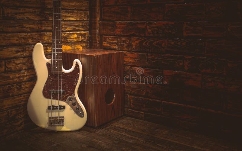 Cajon y guitarra baja foto de archivo. Imagen de barra 73476890