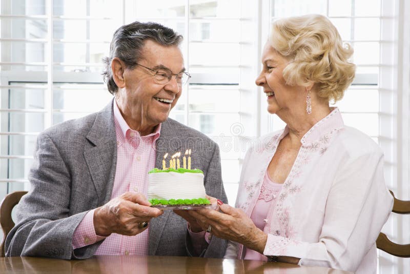 cake couple mature στοκ φωτογραφία με δικαίωμα ελεύθερης χρήσης cake couple mature στοκ φωτογραφία με δικαίωμα ελεύθερης χρήσης