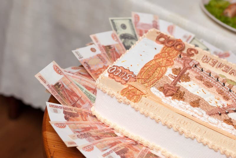 День рождение на 5000 рублей. Торт с деньгами. Торт с российскими деньгами. Торт из денег рубли. Торт с 5000 купюрами.