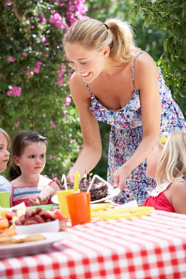 Cake för moderServingfödelsedag till gruppen av barn royaltyfri foto Cake för moderServingfödelsedag till gruppen av barn royaltyfri foto