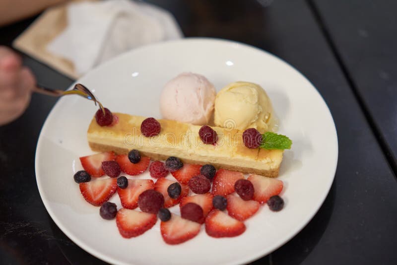 Cake met rasberry, Blauwe bes en aardbei met roomijsbal in plaat royalty-vrije stock afbeelding Cake met rasberry, Blauwe bes en aardbei met roomijsbal in plaat royalty-vrije stock afbeelding