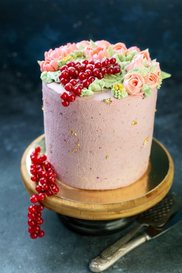 Cake met roombloemen, bessen en eetbaar goud stock fotografie Cake met roombloemen, bessen en eetbaar goud stock fotografie