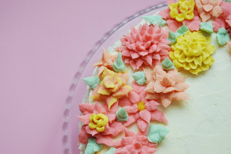 Cake met roombloemen op een lichte achtergrond royalty-vrije stock afbeeldingen Cake met roombloemen op een lichte achtergrond royalty-vrije stock afbeeldingen