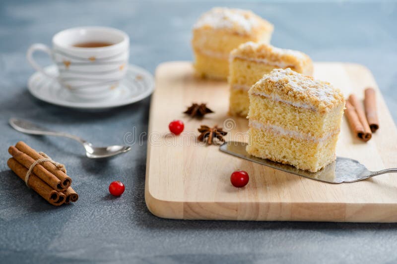 Cake Napoleon, bladerdeeg, vanilleplak of vlaplak, met Amerikaanse veenbes wordt versierd die royalty-vrije stock foto Cake Napoleon, bladerdeeg, vanilleplak of vlaplak, met Amerikaanse veenbes wordt versierd die royalty-vrije stock foto