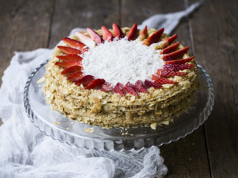 Cake Napoleon met aardbeien wordt verfraaid die royalty-vrije stock fotografie Cake Napoleon met aardbeien wordt verfraaid die royalty-vrije stock fotografie