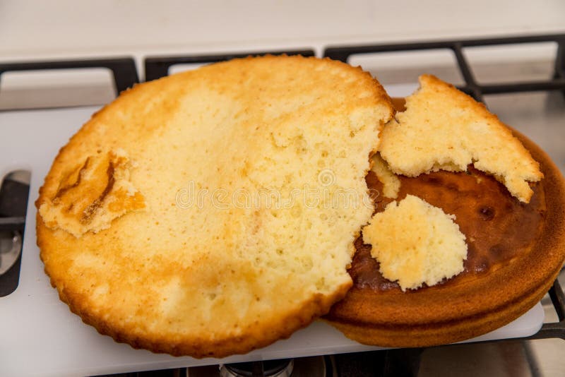 Cake vers gebakken op een bord stock afbeelding