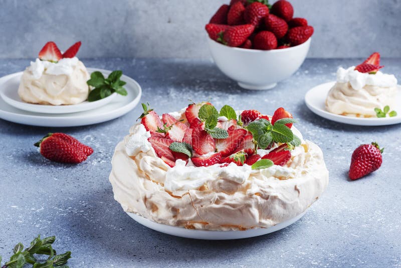 Cake Pavlova with meringue, strawberry and cream