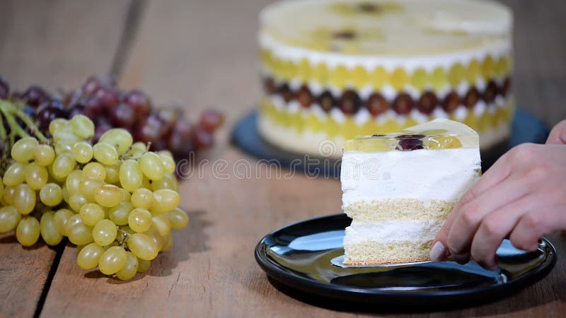 Cake van de stuk de eigengemaakte mousse met druiven