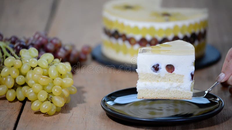 Cake van de stuk de eigengemaakte mousse met druiven