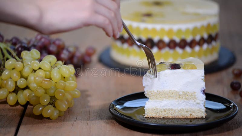 Cake van de stuk de eigengemaakte mousse met druiven