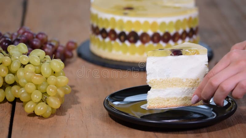 Cake van de stuk de eigengemaakte mousse met druiven