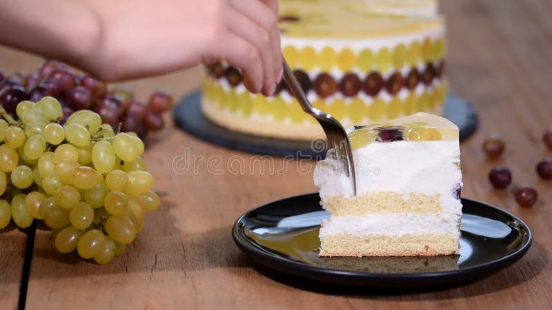 Cake van de stuk de eigengemaakte mousse met druiven