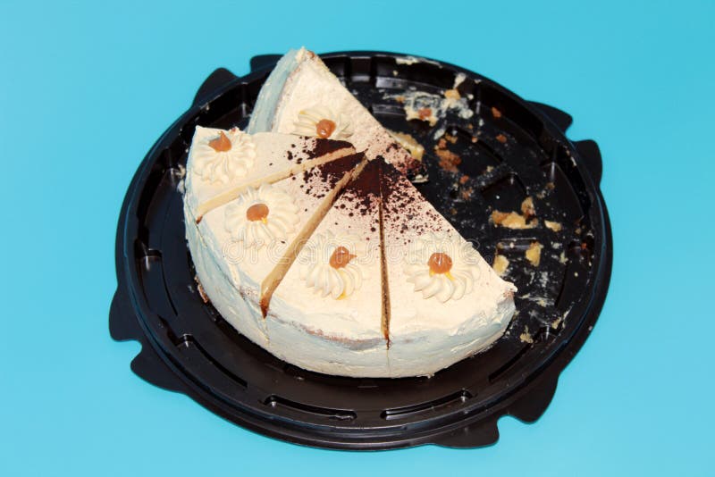 Cake van vijf gedeelten op een blauwe achtergrond stock foto Cake van vijf gedeelten op een blauwe achtergrond stock foto