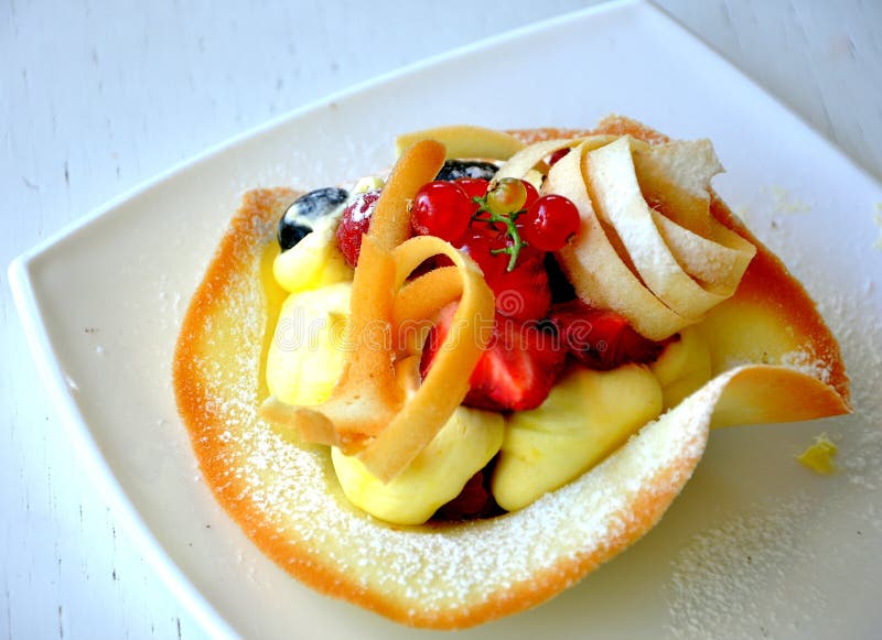 Download Cakechantilly kräm fotografering för bildbyråer. Bild av kök - 19781651