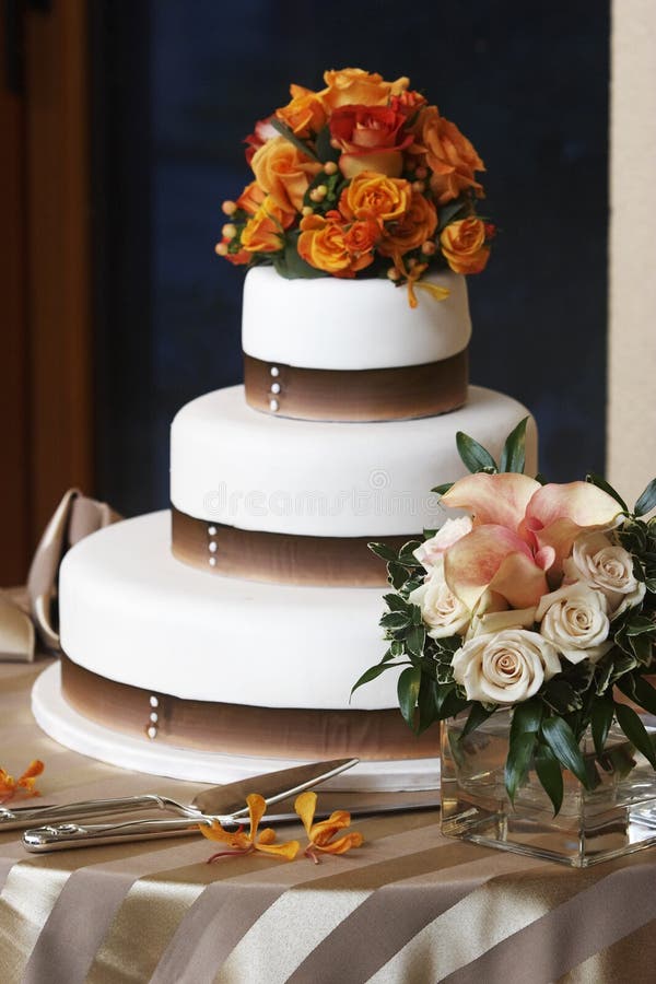 caken blommar bröllop royaltyfri bild caken blommar bröllop royaltyfri bild