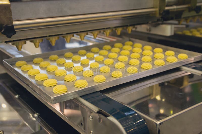 Cakes op automatische transportband of lijn, proces om in banketbakkerijfabriek te bakken