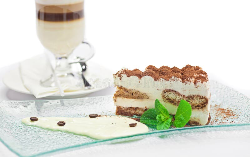 Caketiramisu en kop van koffie royalty-vrije stock fotografie Caketiramisu en kop van koffie royalty-vrije stock fotografie