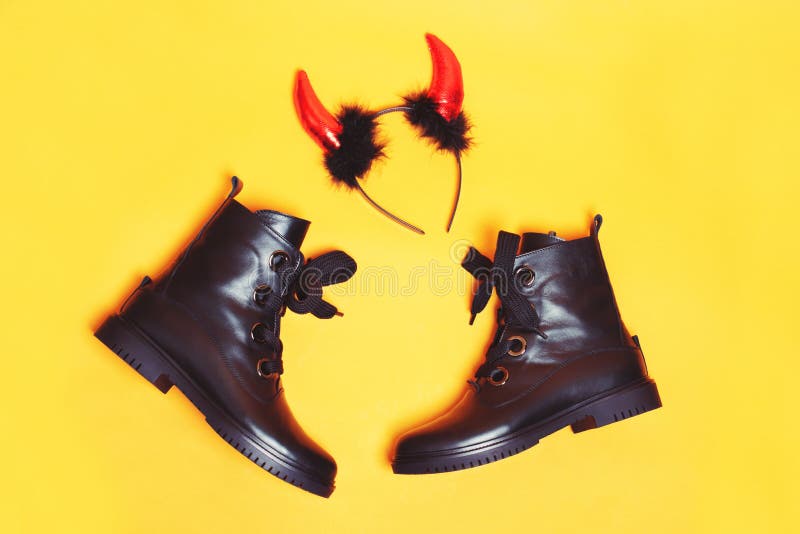 Pés Pretos Engraçados De Uma Menina Com Traje Do Dia Das Bruxas De Uma Bruxa  Com Sapatas Da Bruxa E Abóbora Do Dia Das Bruxas Do Foto de Stock - Imagem  de