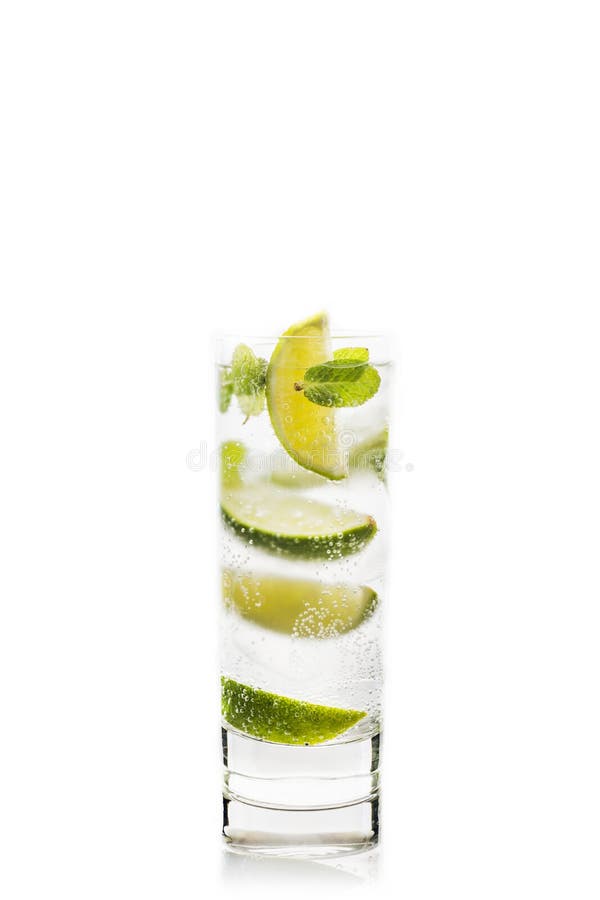 Cal e hortelã do cocktail de Mojito isolados no fundo branco imagem de stock Cal e hortelã do cocktail de Mojito isolados no fundo branco imagem de stock