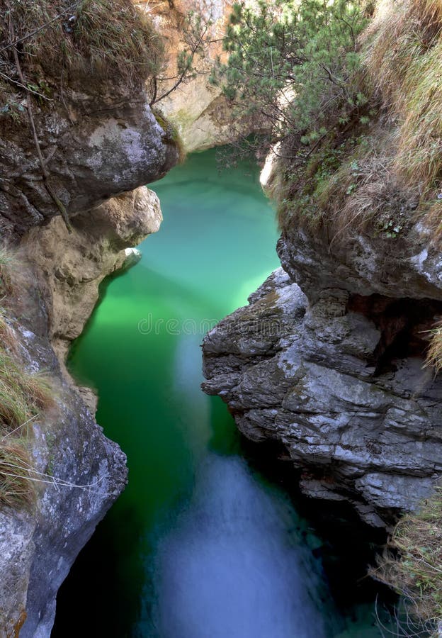 Cala de la turquesa en el valle del Mis, Sospirolo, Italia imagenes de archivo Cala de la turquesa en el valle del Mis, Sospirolo, Italia imagenes de archivo