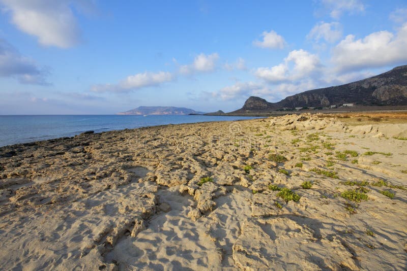 Cala Puzzu, Sonnenuntergang auf Strand in der Favignana-Insel Sizilien Italien lizenzfreies stockbild Cala Puzzu, Sonnenuntergang auf Strand in der Favignana-Insel Sizilien Italien lizenzfreies stockbild
