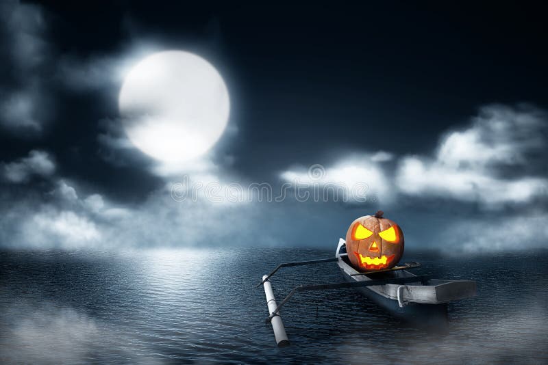 Calabaza de Halloween en barco de madera en el lago de niebla imagenes de archivo Calabaza de Halloween en barco de madera en el lago de niebla imagenes de archivo