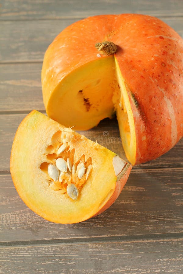 Download Calabaza En El Escritorio De Madera Gris Foto de archivo - Imagen de cubo, receta: 100526090