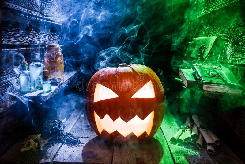 Calabaza que brilla intensamente para Halloween en choza del witcher imagen de archivo libre de regalías Calabaza que brilla intensamente para Halloween en choza del witcher imagen de archivo libre de regalías