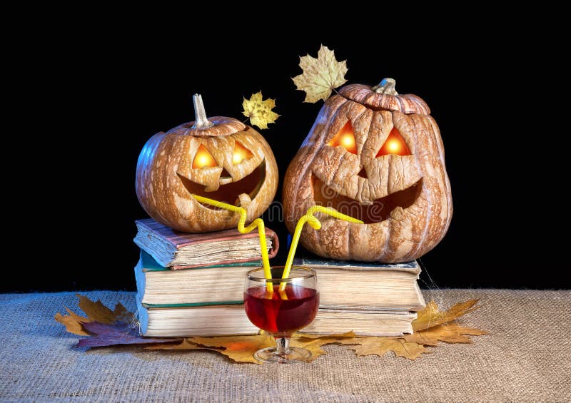 Calabazas divertidas de Halloween que beben el vino fotos de archivo libres de regalías Calabazas divertidas de Halloween que beben el vino fotos de archivo libres de regalías