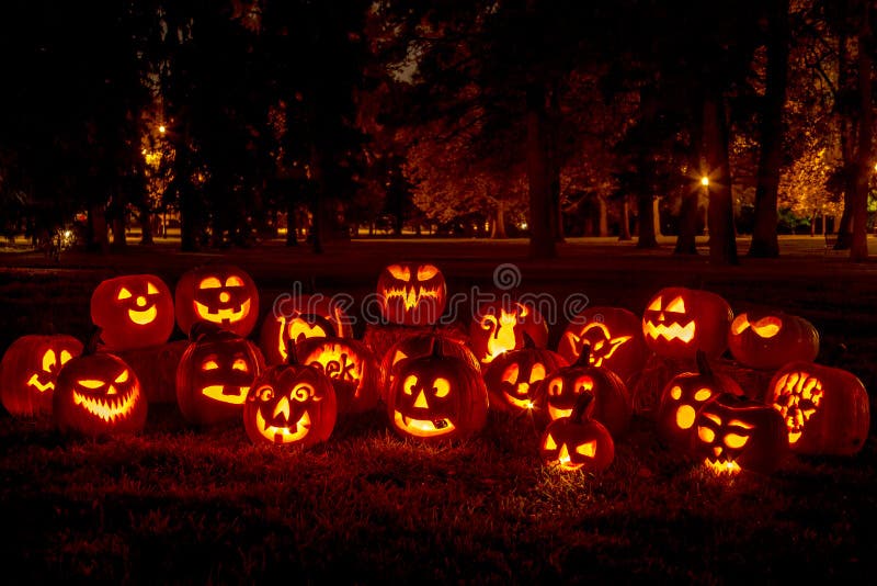 Calabazas encendidas de Halloween con las velas imagen de archivo Calabazas encendidas de Halloween con las velas imagen de archivo