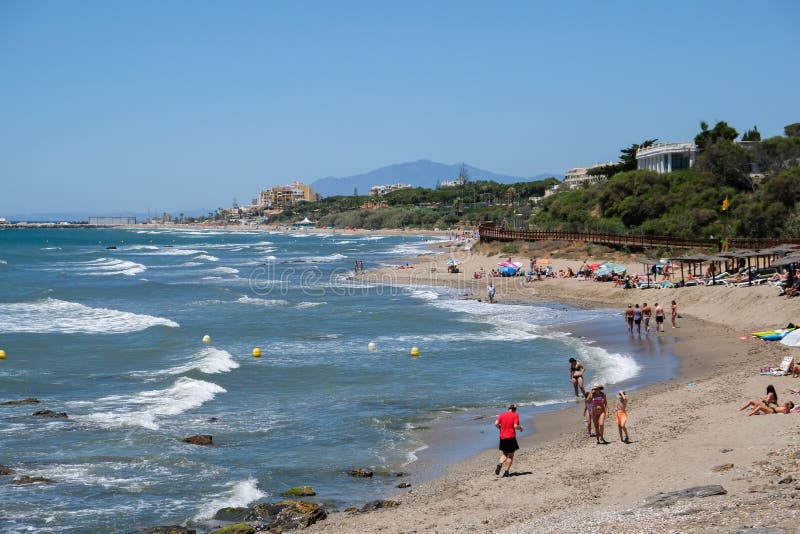 CALAHONDA, ANDALUCIA/SPAIN - 2 JUILLET : Les gens appréciant la plage photographie stock libre de droits