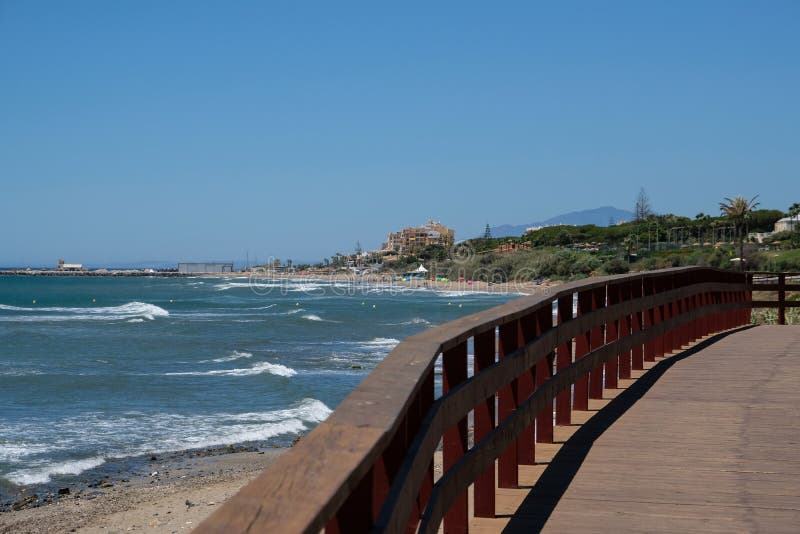 CALAHONDA, ANDALUCIA/SPAIN - 2 JUILLET : Promenade chez Calahonda Cos photographie stock