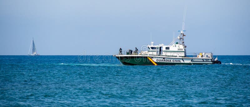 CALAHONDA, ANDALUCIA/SPAIN - 6. MAI: Guardia-Zivilboot unter Verwendung Nes lizenzfreie stockbilder CALAHONDA, ANDALUCIA/SPAIN - 6. MAI: Guardia-Zivilboot unter Verwendung Nes lizenzfreie stockbilder