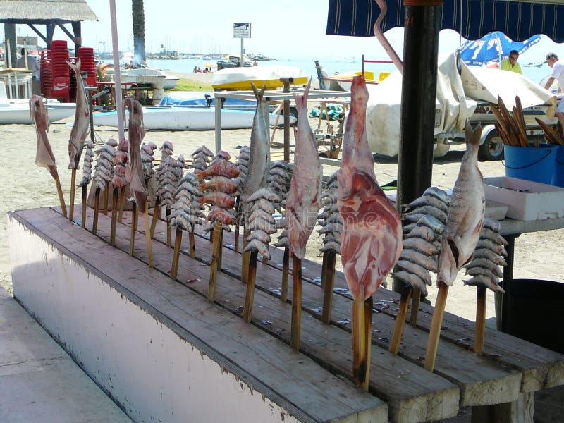 Calamar, sardinas y pescados para la venta en el restaurante de la playa fotos de archivo Calamar, sardinas y pescados para la venta en el restaurante de la playa fotos de archivo
