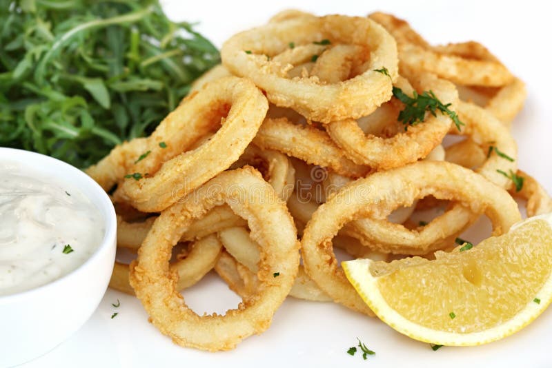 Frito calamar, Rúcula ensalada, tartar salsa, a limón.