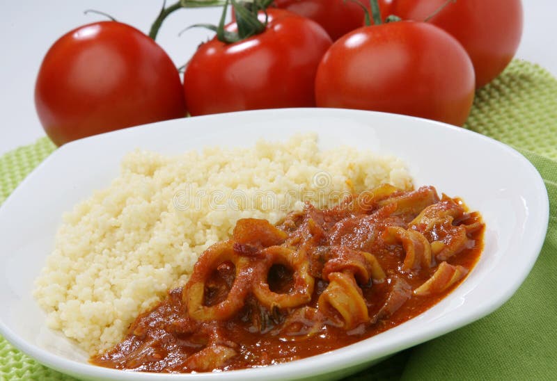 Calamari, pijlinktvisvoedsel met cuoscous stock foto Calamari, pijlinktvisvoedsel met cuoscous stock foto