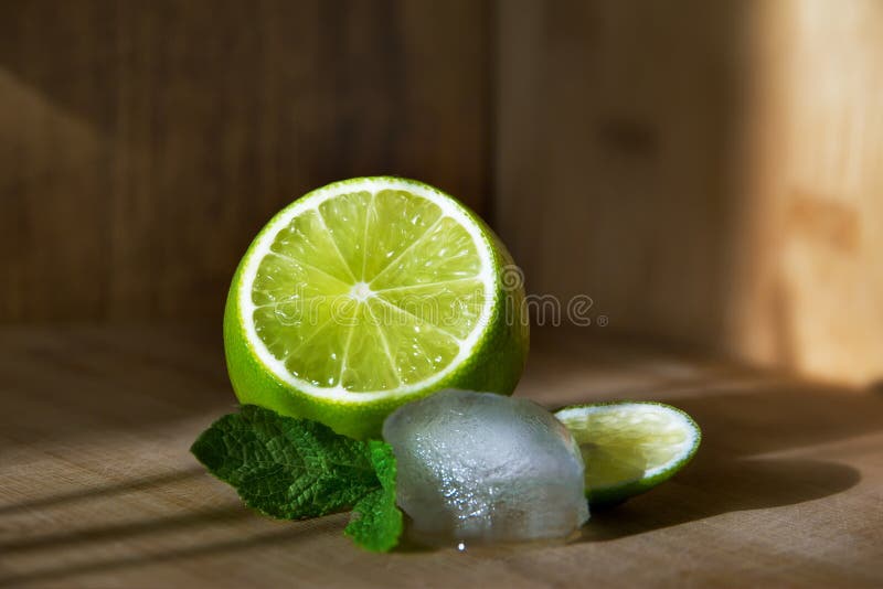 Calce della frutta con la menta ed il ghiaccio immagine stock libera da diritti Calce della frutta con la menta ed il ghiaccio immagine stock libera da diritti