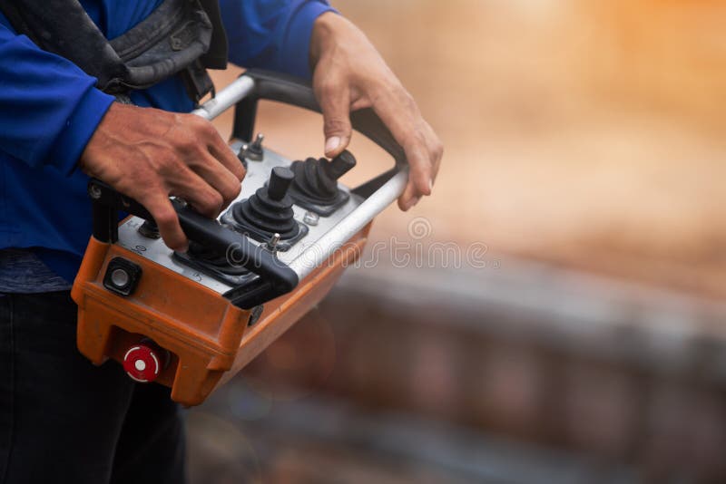 Calcestruzzo dell'asta di controllo del lavoratore degli uomini della costruzione immagini stock libere da diritti Calcestruzzo dell'asta di controllo del lavoratore degli uomini della costruzione immagini stock libere da diritti