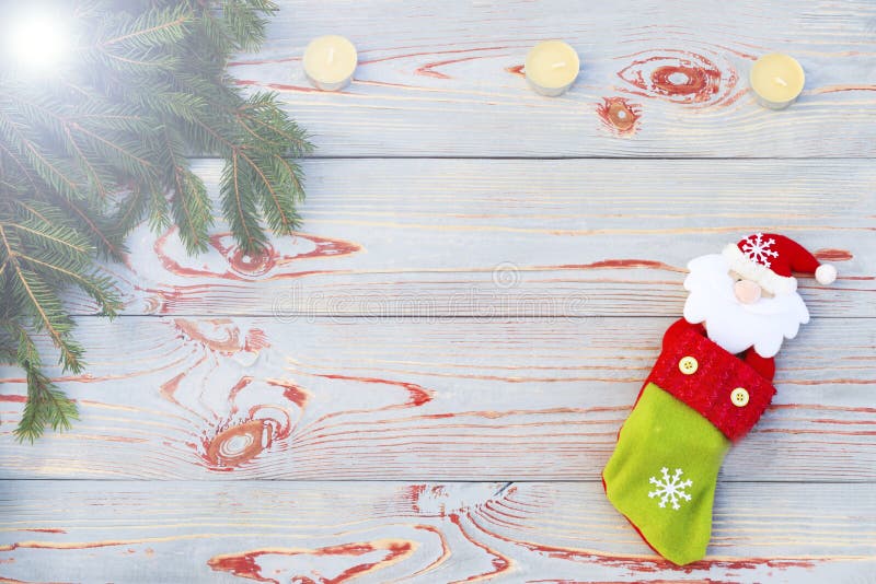 Calcet?n de la Navidad en fondo de madera. Media del juguete y de la Navidad, hay una rama del abeto. Decoraciones de la Navidad y imagenes de archivo Calcet?n de la Navidad en fondo de madera. Media del juguete y de la Navidad, hay una rama del abeto. Decoraciones de la Navidad y imagenes de archivo