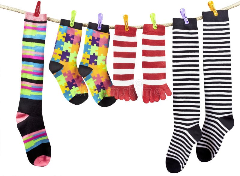 Calcetines divertidos coloridos que se secan en la cuerda para tender la ropa imagen de archivo Calcetines divertidos coloridos que se secan en la cuerda para tender la ropa imagen de archivo
