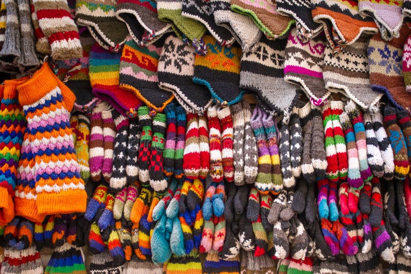 Calcetines, sombreros y guantes de lana coloridos foto de archivo