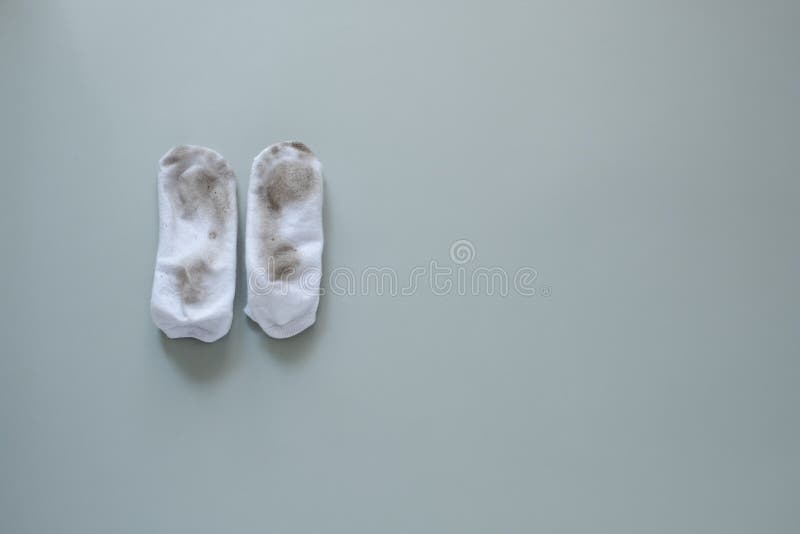 Pares De Pies Del Niño En Calcetines Blancos Manchados Sucios Calcetines  Manchados Niño Mientras Que Juega Al Aire Libre Blanqueo Imagen de archivo  - Imagen de gente, pobreza: 124692775