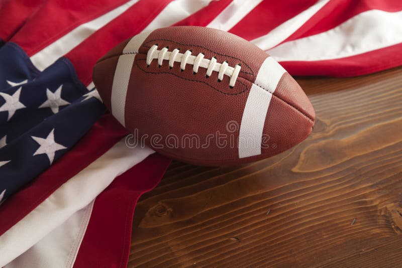 Calcio con la bandiera americana sul fondo scuro di legno di pino fotografie stock libere da diritti Calcio con la bandiera americana sul fondo scuro di legno di pino fotografie stock libere da diritti
