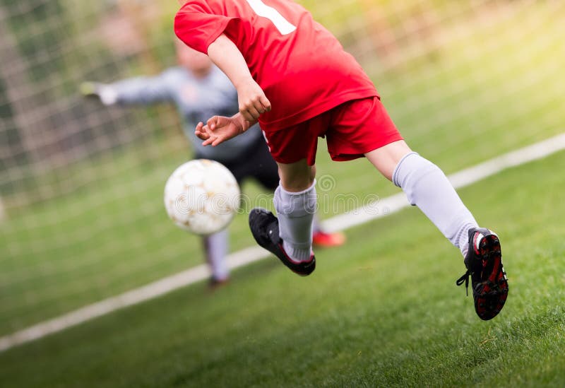 Calcio giovanile - partita di bambini giocatori in campo da calcio fotografia stock libera da diritti