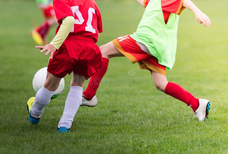Calcio giovanile - partita di bambini giocatori in campo da calcio immagine stock libera da diritti